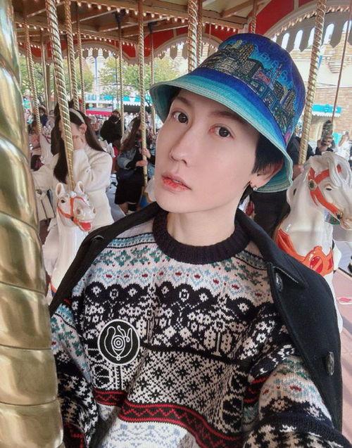 网红娃吃瓜,萌态百出引网友热议