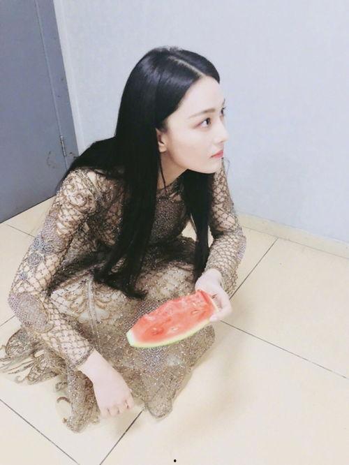 网红拜金女吃瓜图片,奢华生活引发网友热议