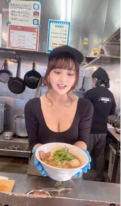 广西女大学生网红吃瓜